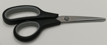 TIJERA REYSOL OFICINA-HOGAR MANGO PLASTICO NEGRO 21 CM